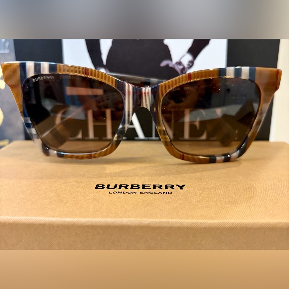 NWT BURBERRY BROWN GRADIENT OVERSIZED SUNGLASSES FULL INCLUSION.